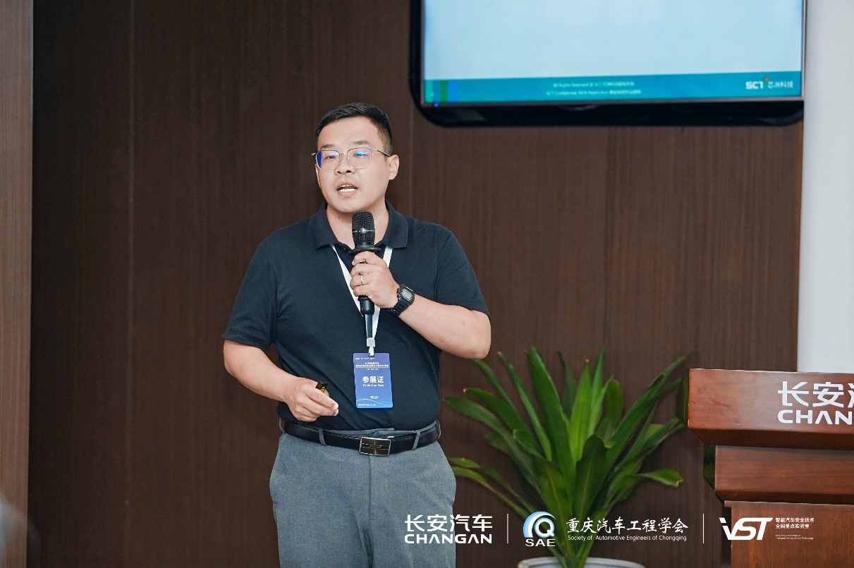 戴帽子的人在电视前AI 天生的内容可能不准确。